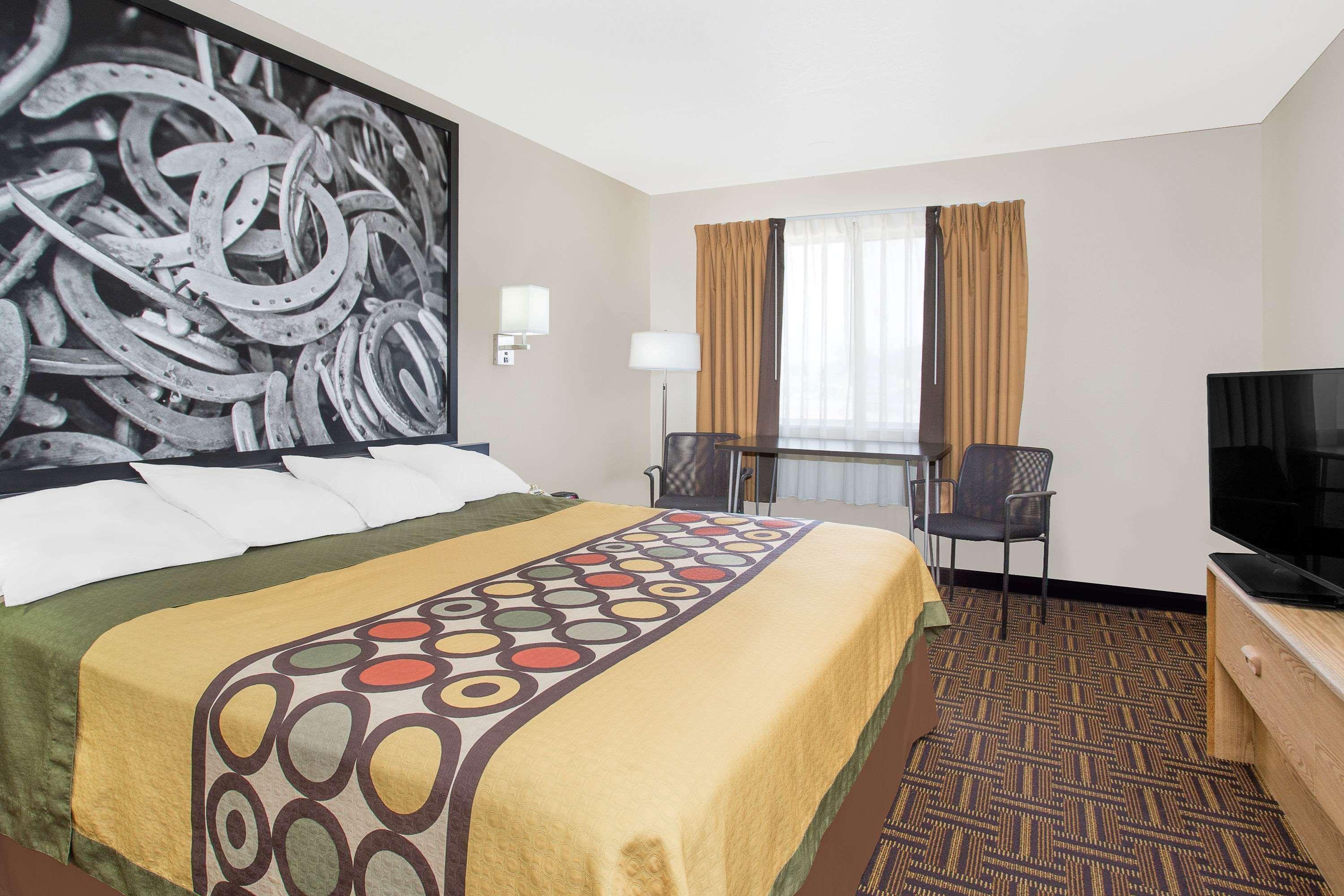 Super 8 By Wyndham Bloomfield Hotell Exteriör bild
