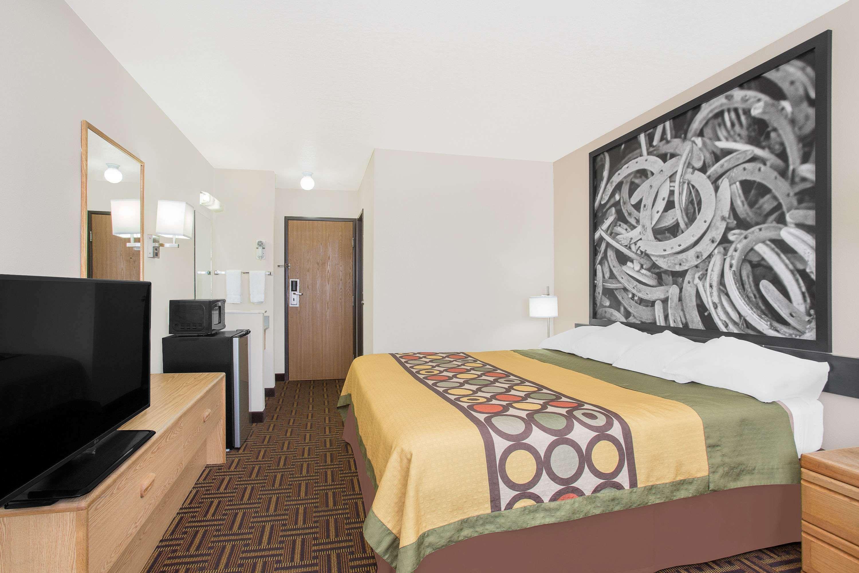 Super 8 By Wyndham Bloomfield Hotell Exteriör bild