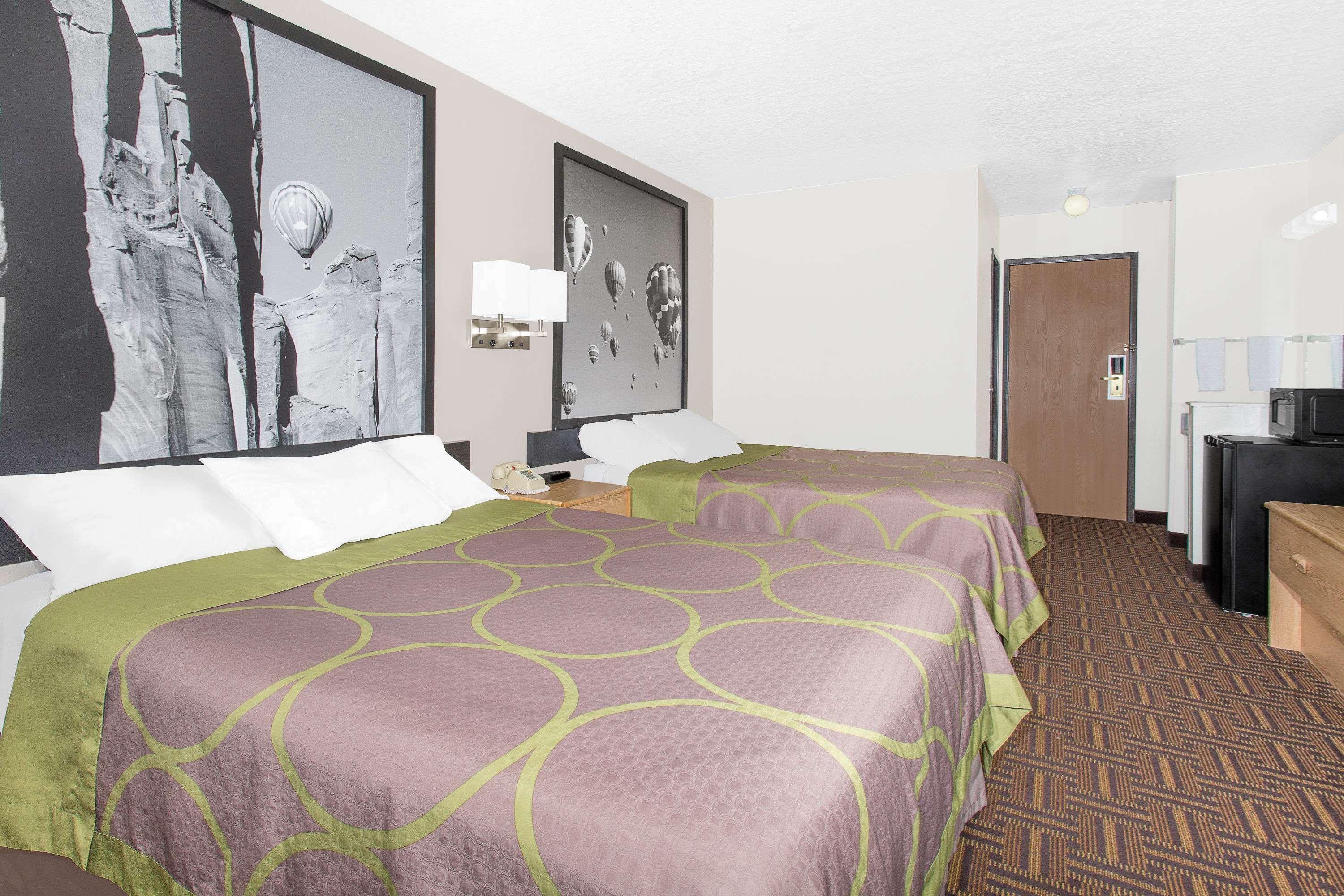 Super 8 By Wyndham Bloomfield Hotell Exteriör bild