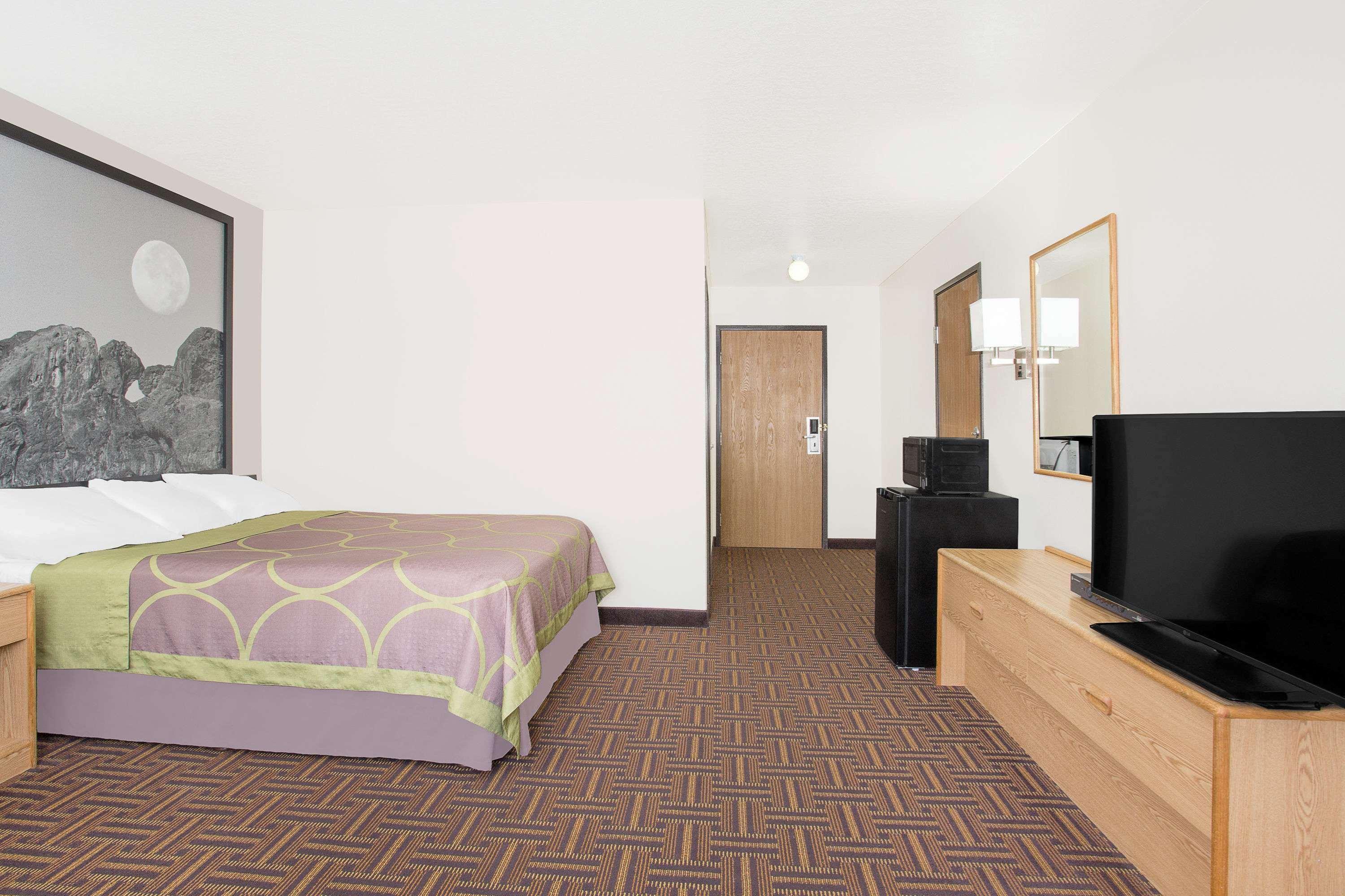 Super 8 By Wyndham Bloomfield Hotell Exteriör bild
