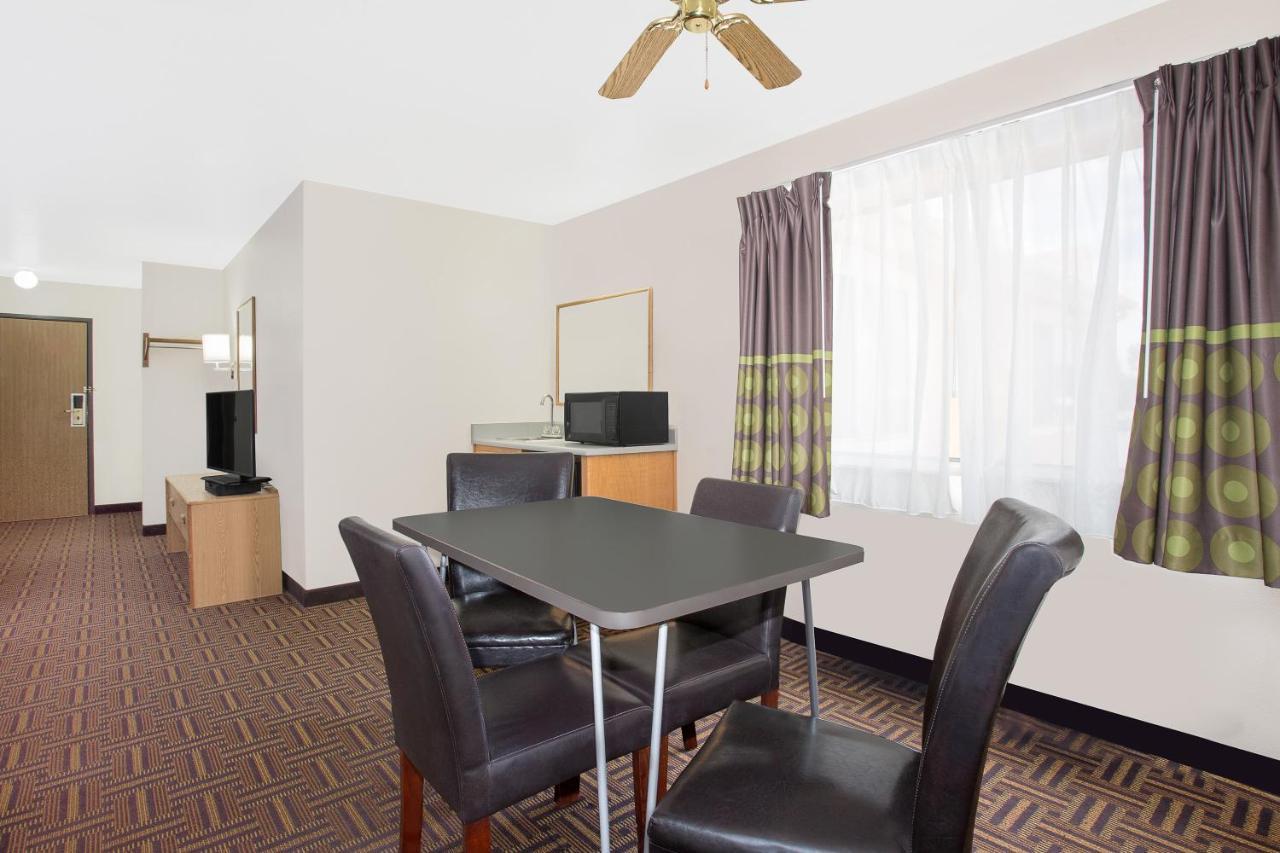 Super 8 By Wyndham Bloomfield Hotell Exteriör bild